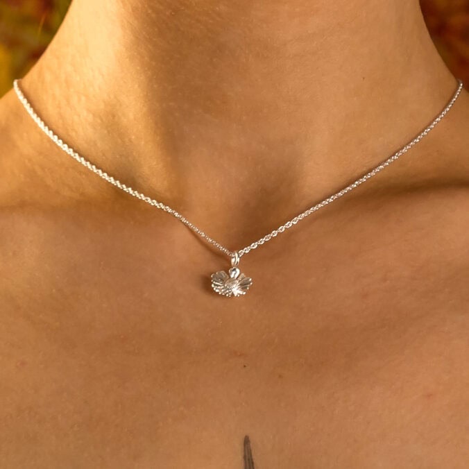 silver daisy pendant